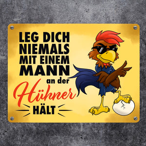Leg dich niemals mit einem Mann an der Hühner hält - Metallschild mit lässigem Cartoon-Hahn
