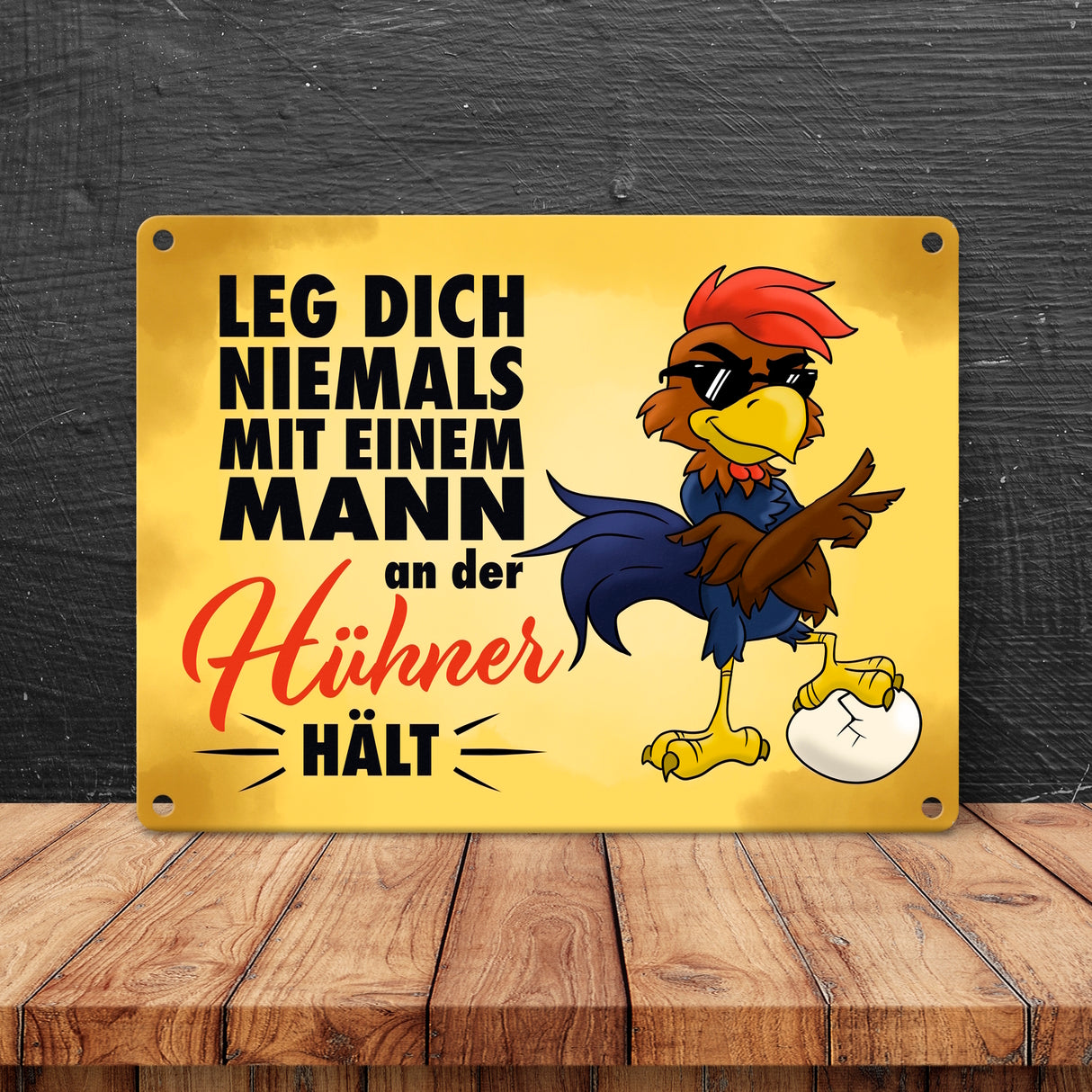 Leg dich niemals mit einem Mann an der Hühner hält - Metallschild mit lässigem Cartoon-Hahn