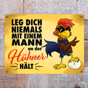 Leg dich niemals mit einem Mann an der Hühner hält - Metallschild mit lässigem Cartoon-Hahn