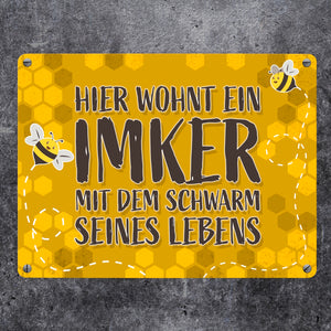 Hier wohnt ein Imker mit dem Schwarm seines Lebens - Metallschild mit Honigwabenmotiv und süßen Bienchen