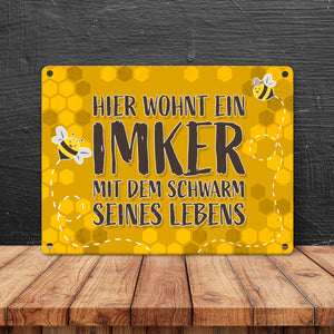 Hier wohnt ein Imker mit dem Schwarm seines Lebens - Metallschild mit Honigwabenmotiv und süßen Bienchen