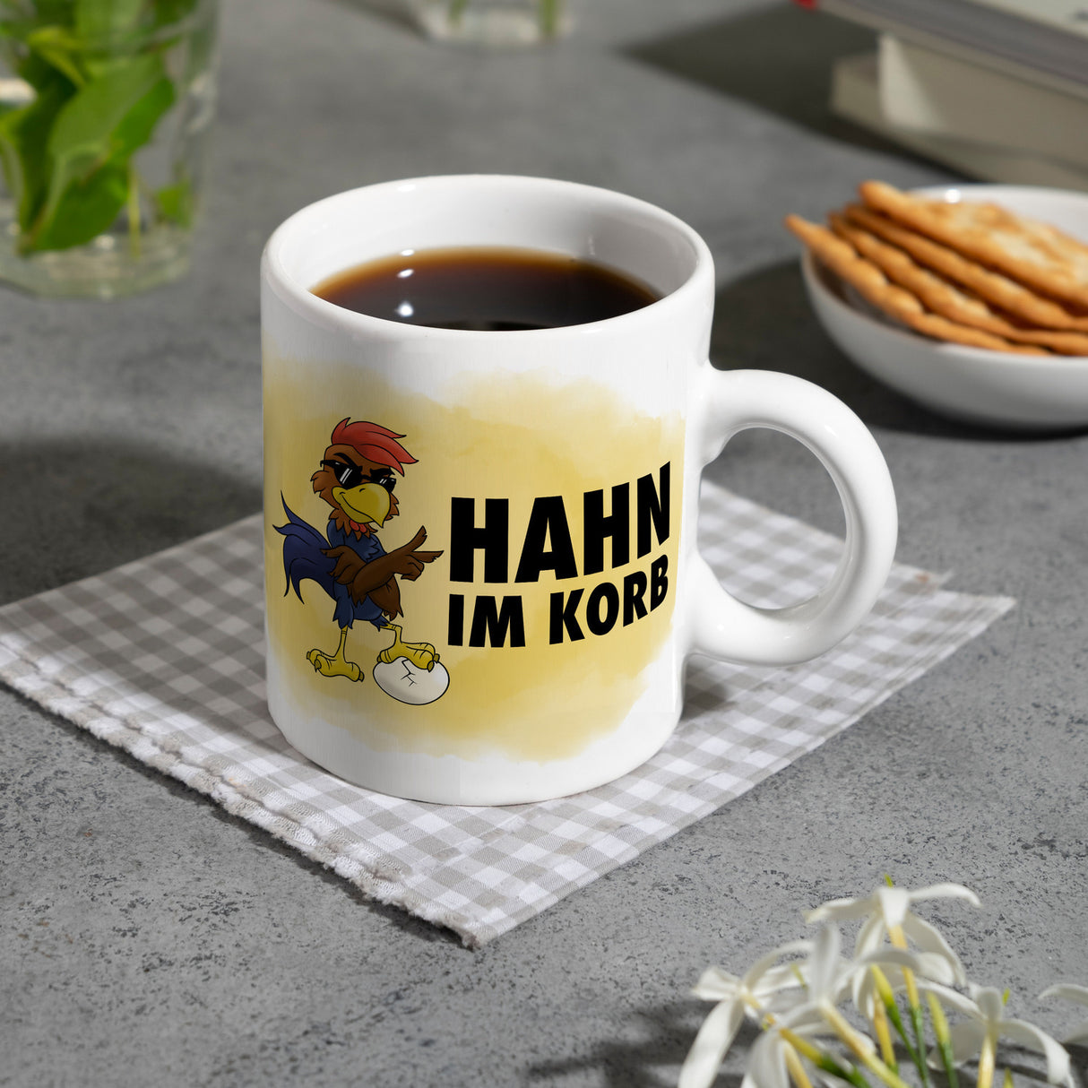 Hahn im Korb - Kaffeebecher mit coolem Cartoon-Hahn