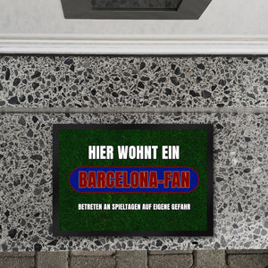 Hier wohnt ein Barcelona-Fan Fußmatte in 35x50 cm mit Rasenmotiv