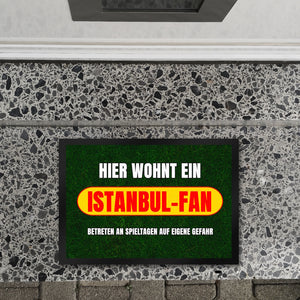 Hier wohnt ein Istanbul-Fan Fußmatte in 35x50 cm mit Rasenmotiv