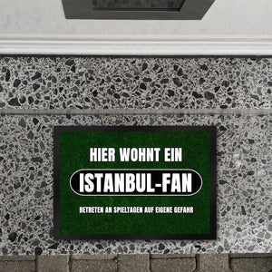 Hier wohnt ein Istanbul-Fan Fußmatte in 35x50 cm mit Rasenmotiv