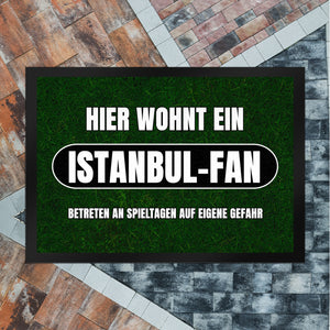 Hier wohnt ein Istanbul-Fan Fußmatte in 35x50 cm mit Rasenmotiv