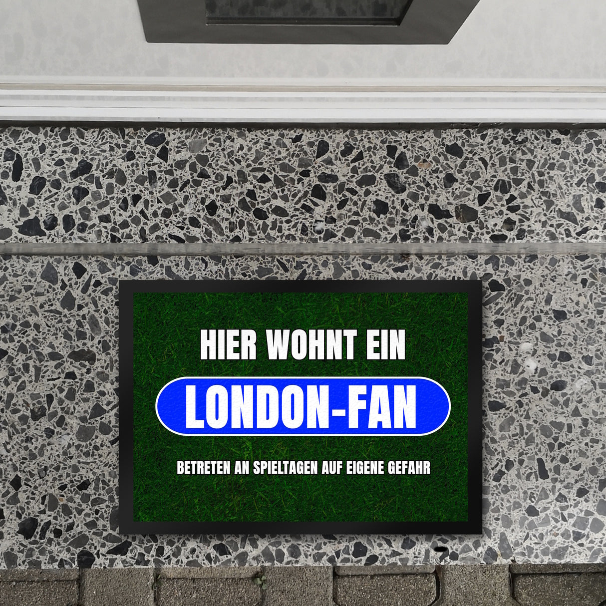 Hier wohnt ein London-Fan Fußmatte in 35x50 cm mit Rasenmotiv