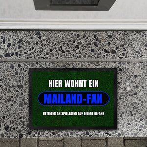 Hier wohnt ein Mailand-Fan Fußmatte in 35x50 cm mit Rasenmotiv