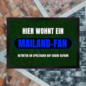 Hier wohnt ein Mailand-Fan Fußmatte in 35x50 cm mit Rasenmotiv