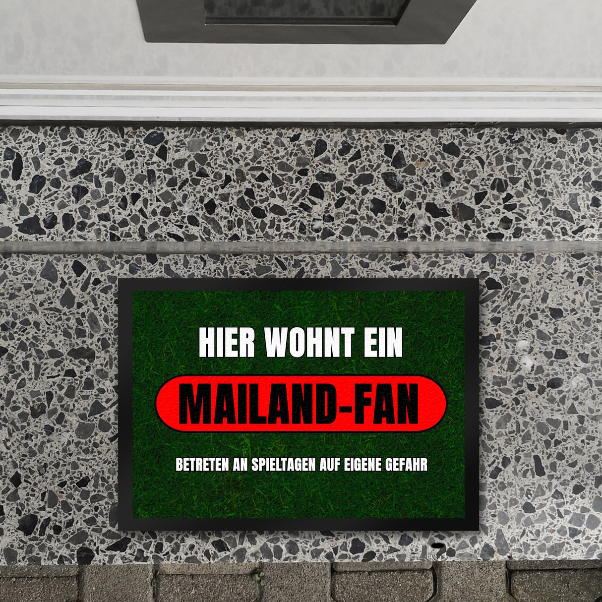 Hier wohnt ein Mailand-Fan Fußmatte in 35x50 cm mit Rasenmotiv