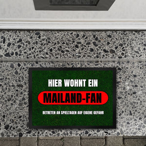 Hier wohnt ein Mailand-Fan Fußmatte in 35x50 cm mit Rasenmotiv