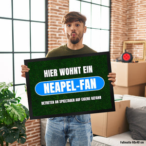 Hier wohnt ein Neapel-Fan Fußmatte in 35x50 cm mit Rasenmotiv
