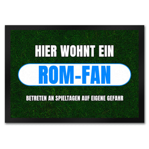 Hier wohnt ein Rom-Fan Fußmatte in 35x50 cm mit Rasenmotiv