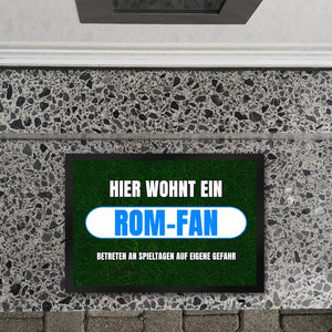 Hier wohnt ein Rom-Fan Fußmatte in 35x50 cm mit Rasenmotiv