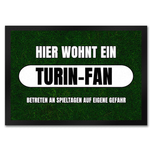 Hier wohnt ein Turin-Fan Fußmatte in 35x50 cm mit Rasenmotiv