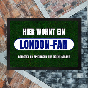 Hier wohnt ein London-Fan Fußmatte in 35x50 cm mit Rasenmotiv