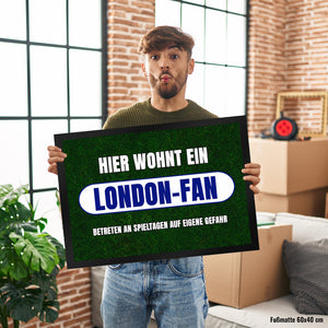 Hier wohnt ein London-Fan Fußmatte in 35x50 cm mit Rasenmotiv