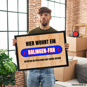 Hier wohnt ein Balingen-Fan Fußmatte in 35x50 cm mit Turnhallenboden Motiv