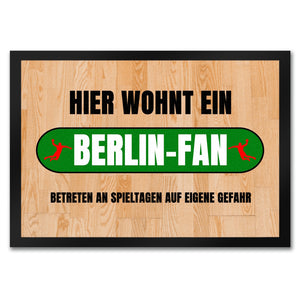 Hier wohnt ein Berlin-Fan Fußmatte in 35x50 cm mit Turnhallenboden Motiv