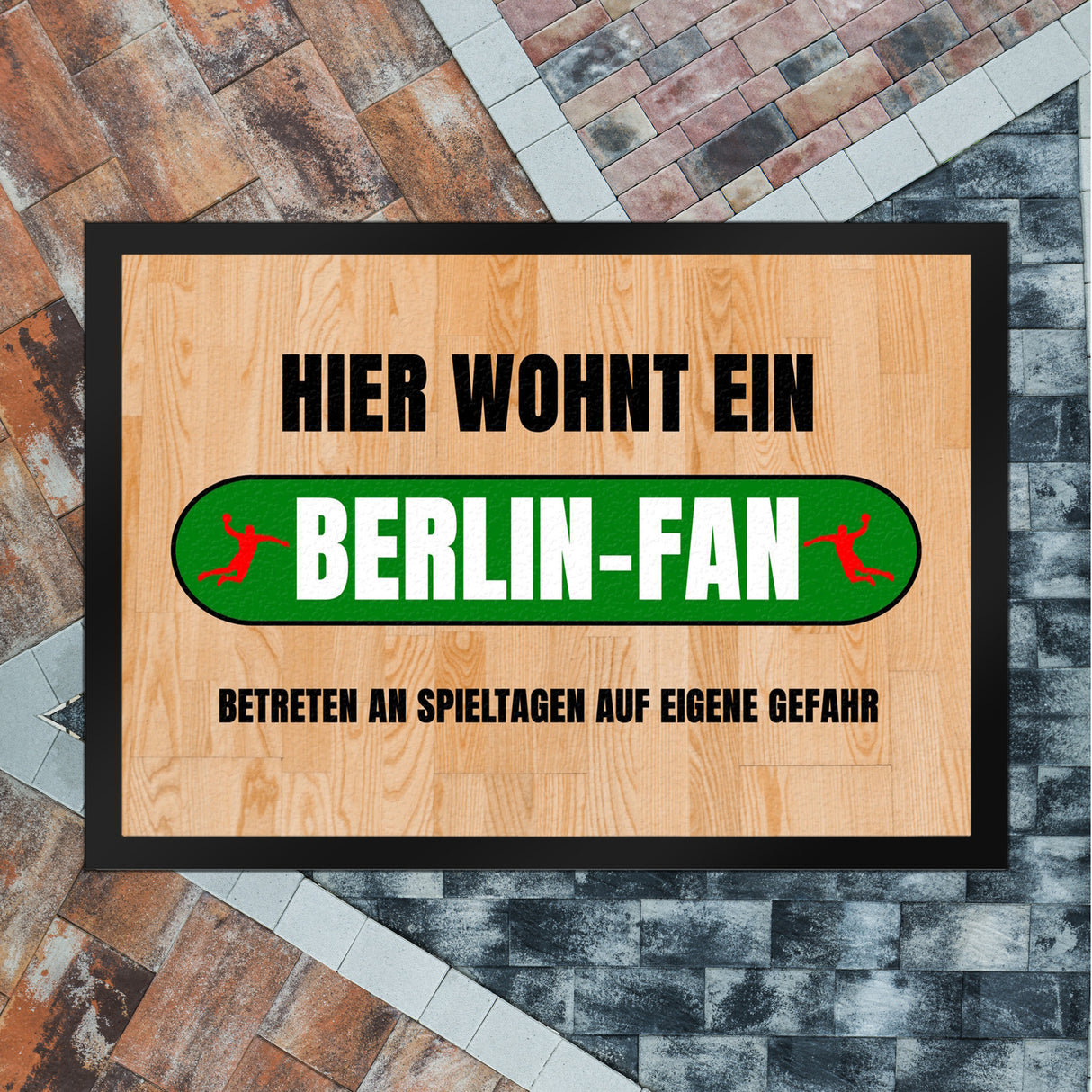 Hier wohnt ein Berlin-Fan Fußmatte in 35x50 cm mit Turnhallenboden Motiv
