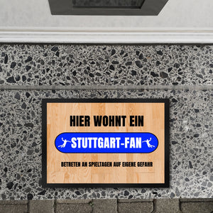 Hier wohnt ein Stuttgart-Fan Fußmatte in 35x50 cm mit Turnhallenboden Motiv