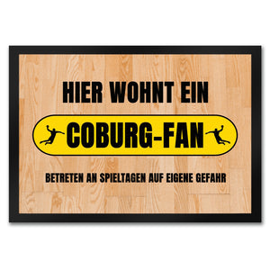 Hier wohnt ein Coburg-Fan Fußmatte in 35x50 cm mit Turnhallenboden Motiv