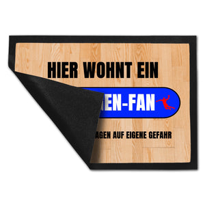 Hier wohnt ein Erlangen-Fan Fußmatte in 35x50 cm mit Turnhallenboden Motiv