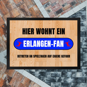 Hier wohnt ein Erlangen-Fan Fußmatte in 35x50 cm mit Turnhallenboden Motiv