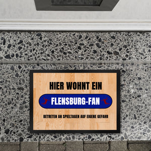 Hier wohnt ein Flensburg-Fan Fußmatte in 35x50 cm mit Turnhallenboden Motiv