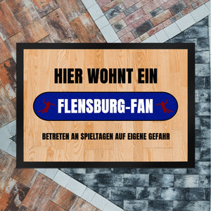 Hier wohnt ein Flensburg-Fan Fußmatte in 35x50 cm mit Turnhallenboden Motiv