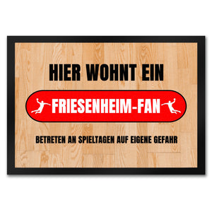 Hier wohnt ein Firesenheim-Fan Fußmatte in 35x50 cm mit Turnhallenboden Motiv