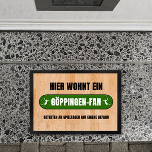 Hier wohnt ein Göppingen-Fan Fußmatte in 35x50 cm mit Turnhallenboden Motiv