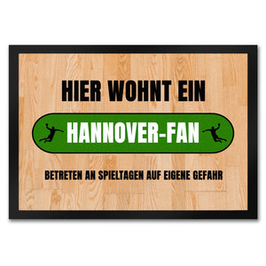 Hier wohnt ein Hannover-Fan Fußmatte in 35x50 cm mit Turnhallenboden Motiv