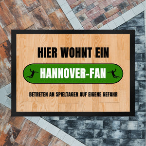Hier wohnt ein Hannover-Fan Fußmatte in 35x50 cm mit Turnhallenboden Motiv