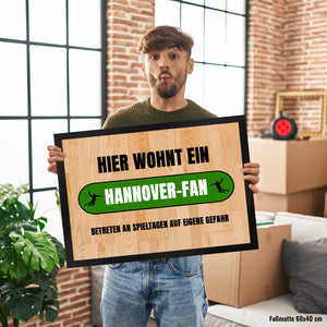 Hier wohnt ein Hannover-Fan Fußmatte in 35x50 cm mit Turnhallenboden Motiv