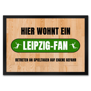Hier wohnt ein Leipzig-Fan Fußmatte in 35x50 cm mit Turnhallenboden Motiv