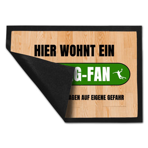 Hier wohnt ein Leipzig-Fan Fußmatte in 35x50 cm mit Turnhallenboden Motiv