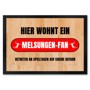 Hier wohnt ein Melsungen-Fan Fußmatte in 35x50 cm mit Turnhallenboden Motiv