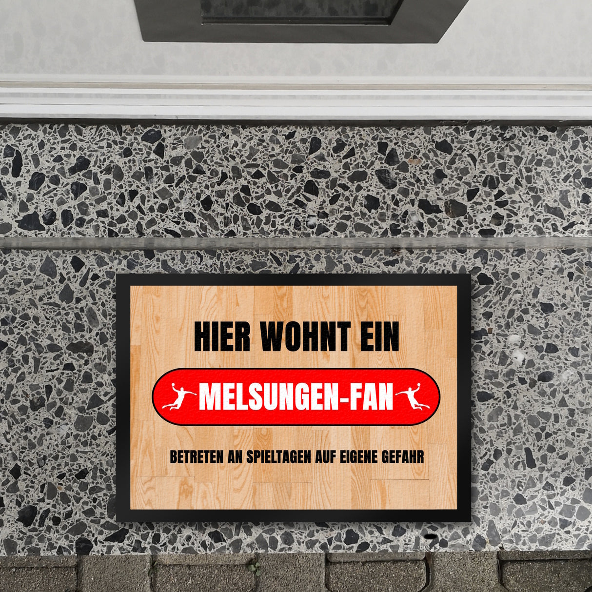 Hier wohnt ein Melsungen-Fan Fußmatte in 35x50 cm mit Turnhallenboden Motiv