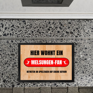 Hier wohnt ein Melsungen-Fan Fußmatte in 35x50 cm mit Turnhallenboden Motiv