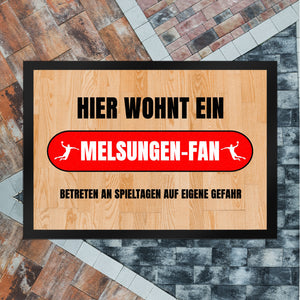 Hier wohnt ein Melsungen-Fan Fußmatte in 35x50 cm mit Turnhallenboden Motiv