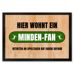 Hier wohnt ein Minden-Fan Fußmatte in 35x50 cm mit Turnhallenboden Motiv