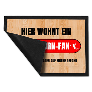 Hier wohnt ein Nordhorn-Fan Fußmatte in 35x50 cm mit Turnhallenboden Motiv
