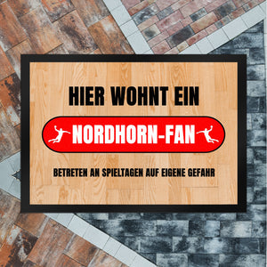 Hier wohnt ein Nordhorn-Fan Fußmatte in 35x50 cm mit Turnhallenboden Motiv