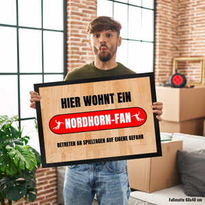 Hier wohnt ein Nordhorn-Fan Fußmatte in 35x50 cm mit Turnhallenboden Motiv