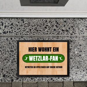 Hier wohnt ein Wetzlar-Fan Fußmatte in 35x50 cm mit Turnhallenboden Motiv