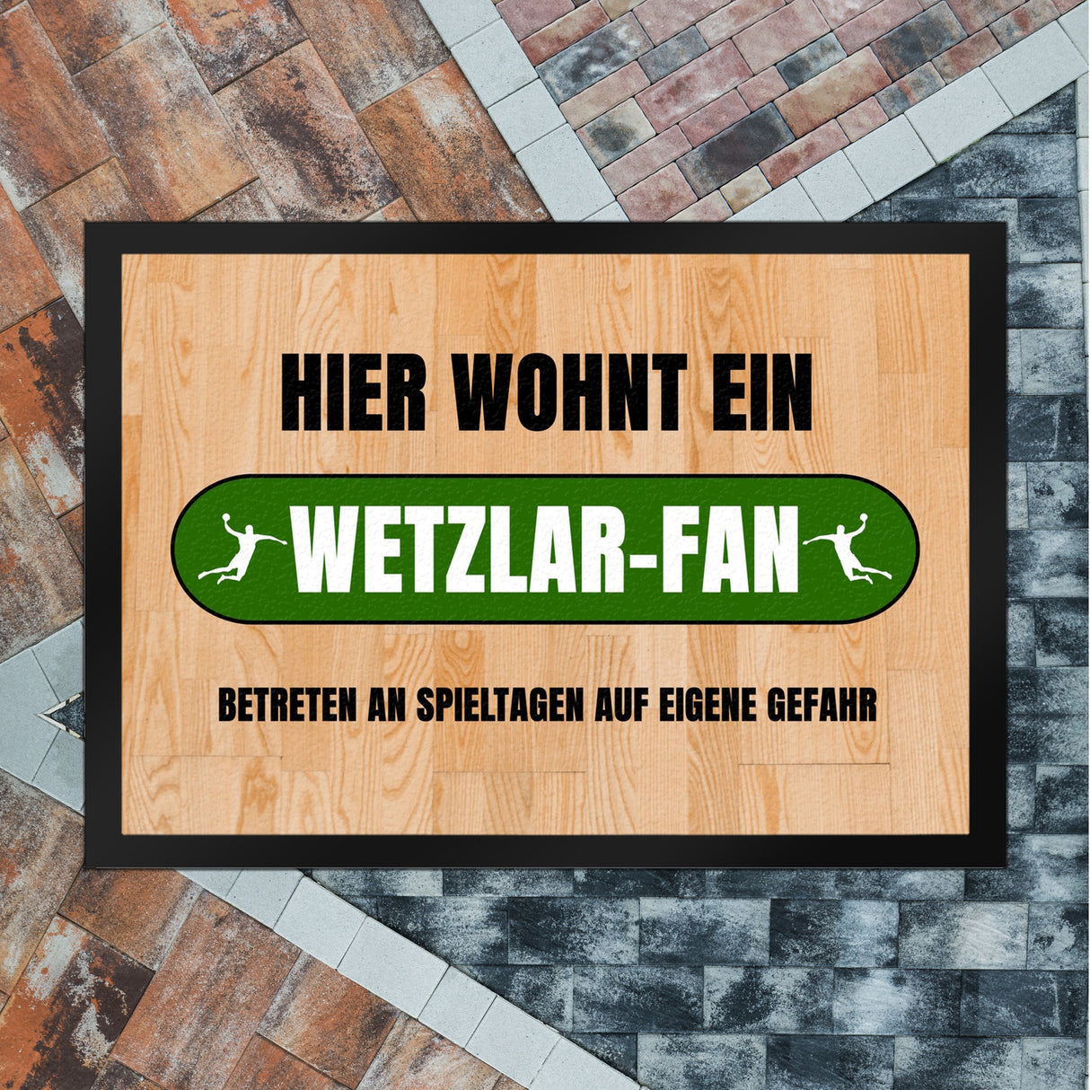 Hier wohnt ein Wetzlar-Fan Fußmatte in 35x50 cm mit Turnhallenboden Motiv