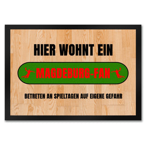 Hier wohnt ein Magdeburg-Fan Fußmatte in 35x50 cm mit Turnhallenboden Motiv