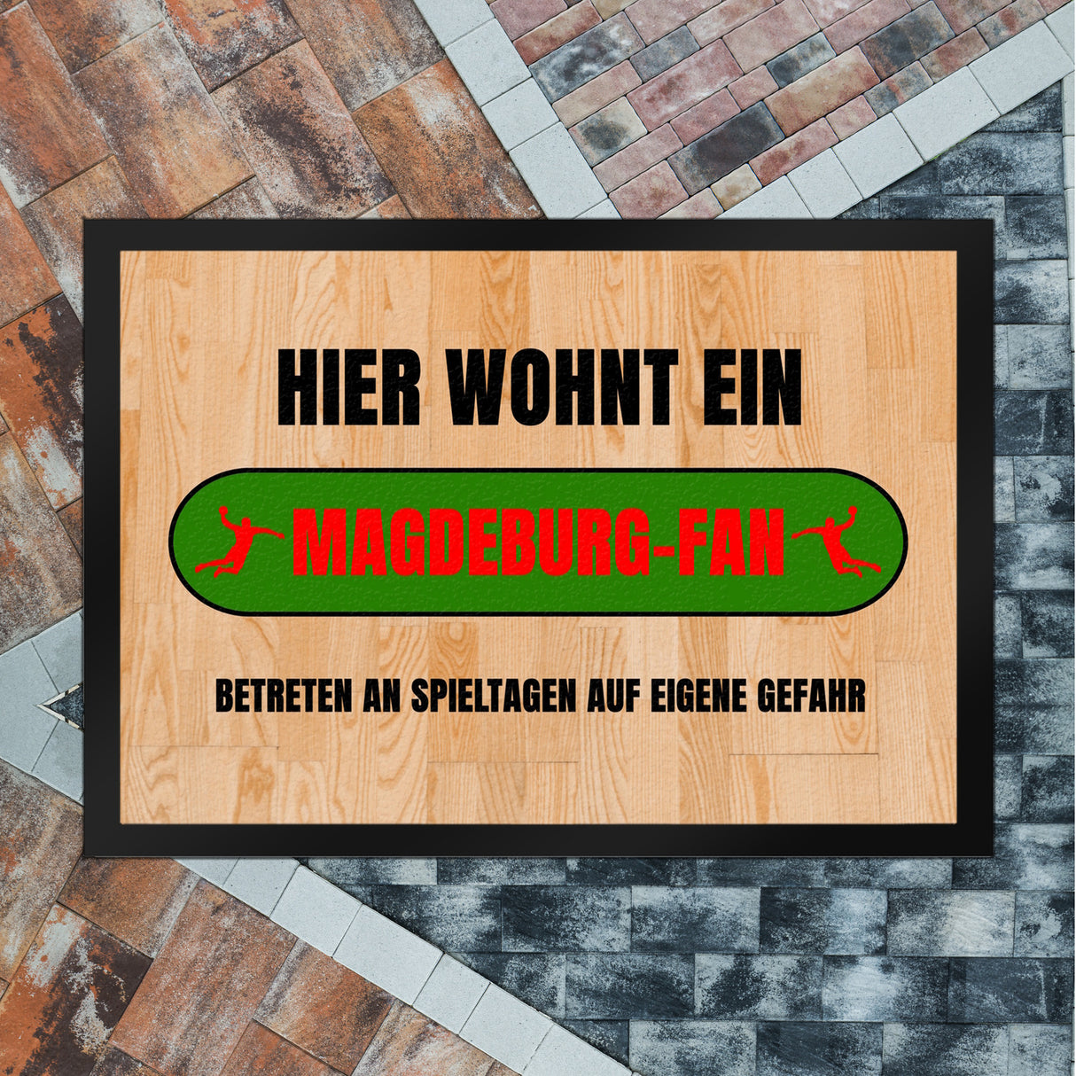 Hier wohnt ein Magdeburg-Fan Fußmatte in 35x50 cm mit Turnhallenboden Motiv
