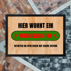 Hier wohnt ein Magdeburg-Fan Fußmatte in 35x50 cm mit Turnhallenboden Motiv